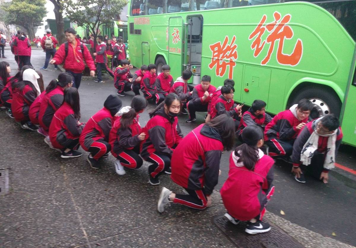 佳林國中以「上放學安全、平安長大」為親師共同理念 坐遊覽車也要逃生演練