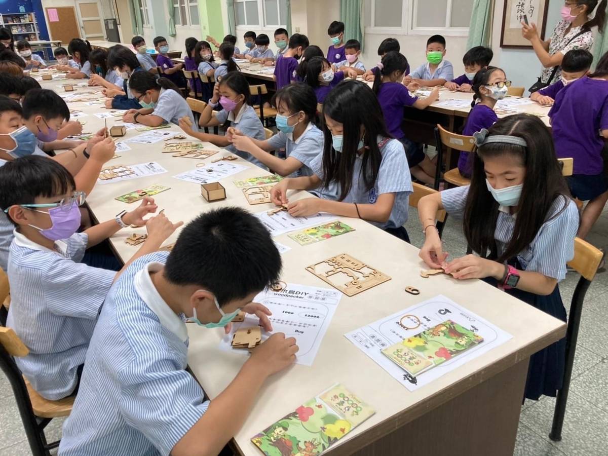 小朋友很認真的在組裝啄木鳥(圖片來源:民生國小)