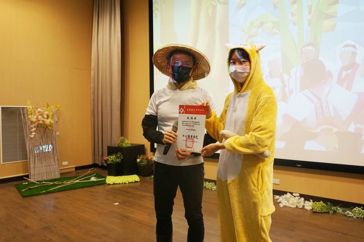 數媒系大三學生許晏瑜大一時的色彩學作品，受到延平鄉公所青睞，已接洽購買作為鄉公所明年的年曆設計，賀俊智主任特別在典禮中將鄉公所的感謝狀頒給許晏瑜。