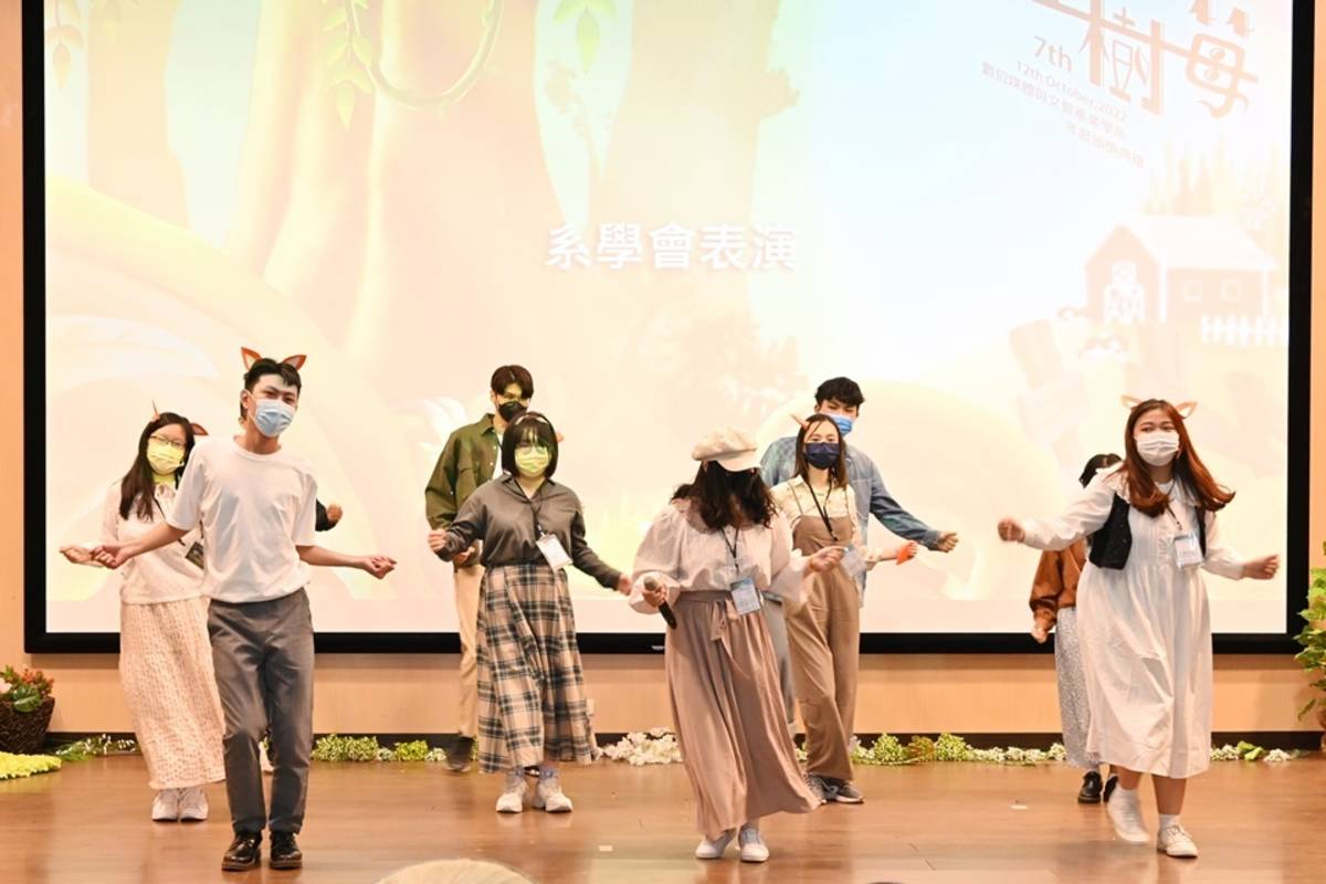 數媒系系學會表演。
