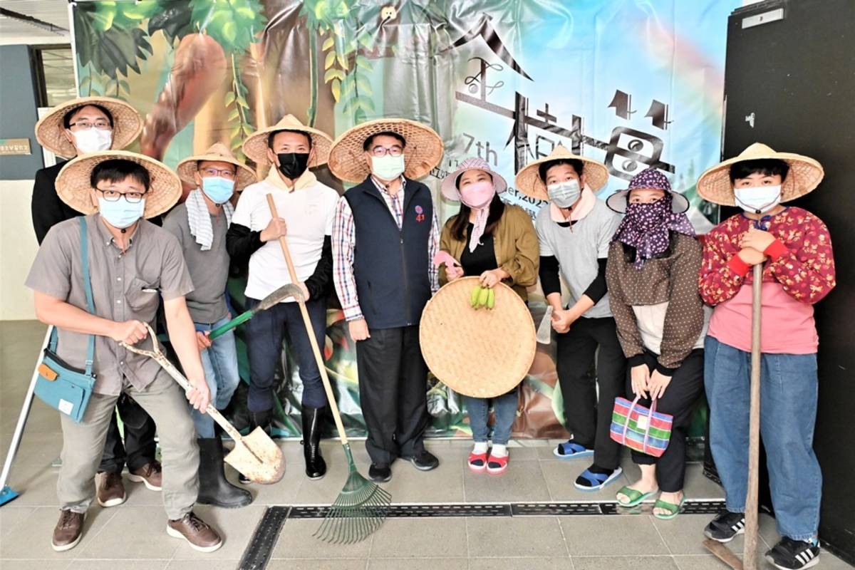 臺東大學數媒系「金樹莓獎」頒獎典禮，今年以「田園風派對」為主題，系上教授群與校長曾耀銘穿上全套農夫裝粉墨登場。