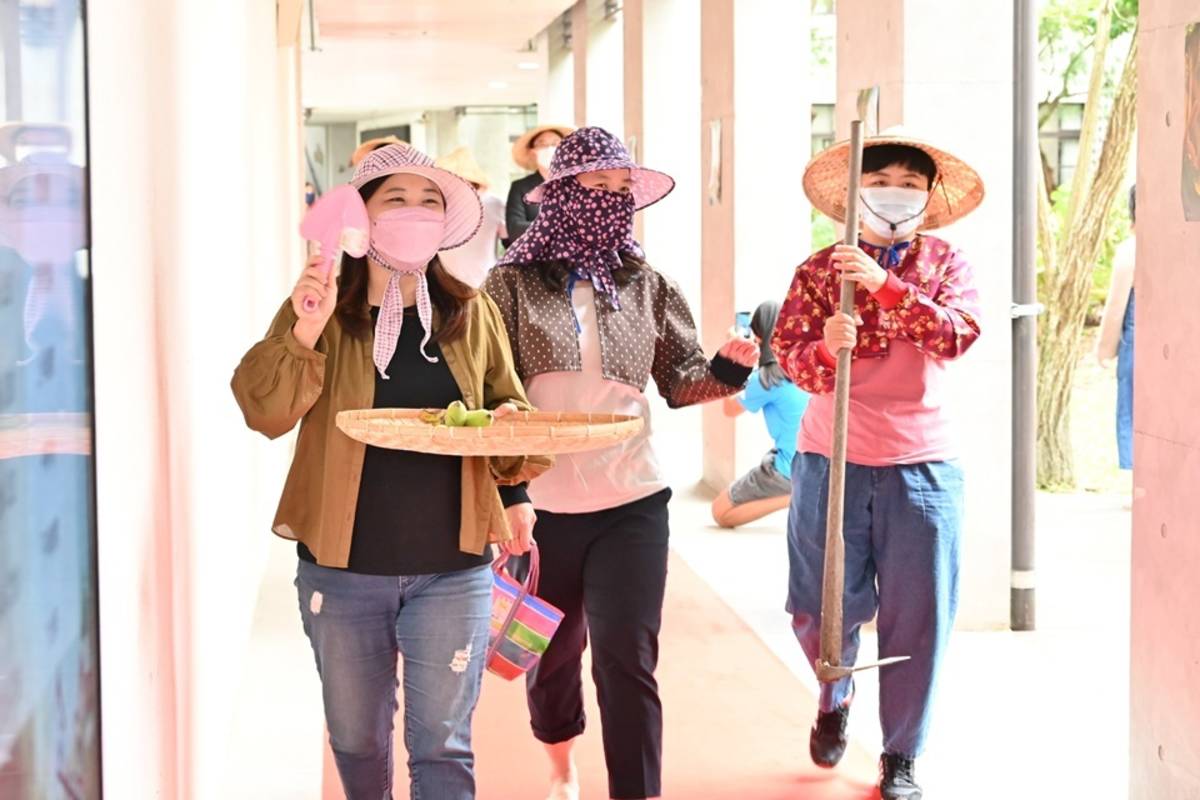 臺東大學數媒系「金樹莓獎」頒獎典禮，今年以「田園風派對」為主題，系上教授群與校長曾耀銘穿上全套農夫裝粉墨登場。