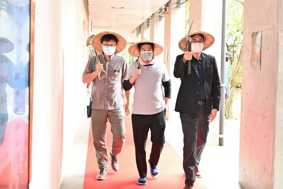 臺東大學數媒系「金樹莓獎」頒獎典禮，今年以「田園風派對」為主題，系上教授群與校長曾耀銘穿上全套農夫裝粉墨登場。