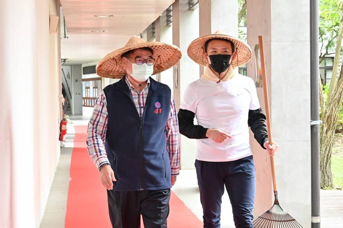 臺東大學數媒系「金樹莓獎」頒獎典禮，今年以「田園風派對」為主題，系上教授群與校長曾耀銘穿上全套農夫裝粉墨登場。