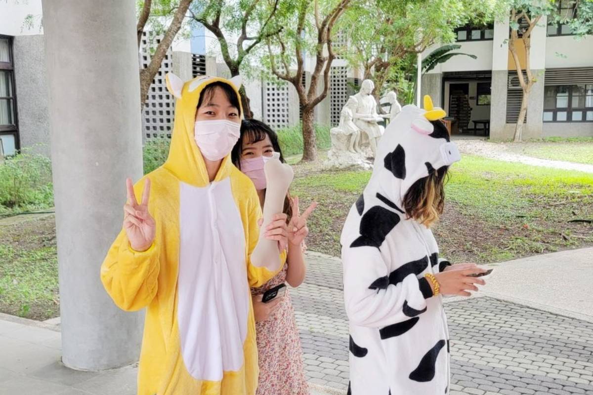 今年度「金樹莓獎」頒獎典禮以「田園風派對」為主題，同學們配合主題「盛裝」出席。