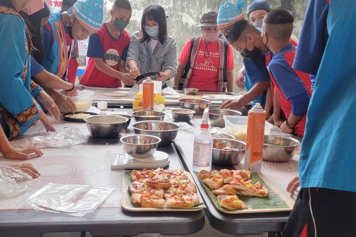 任職紅葉谷綠能溫泉園區餐飲部副主廚的桃源國中校友杜上琾，在母校指導創業社團餐飲知識技能，要讓偏鄉小孩也很「懂吃」。