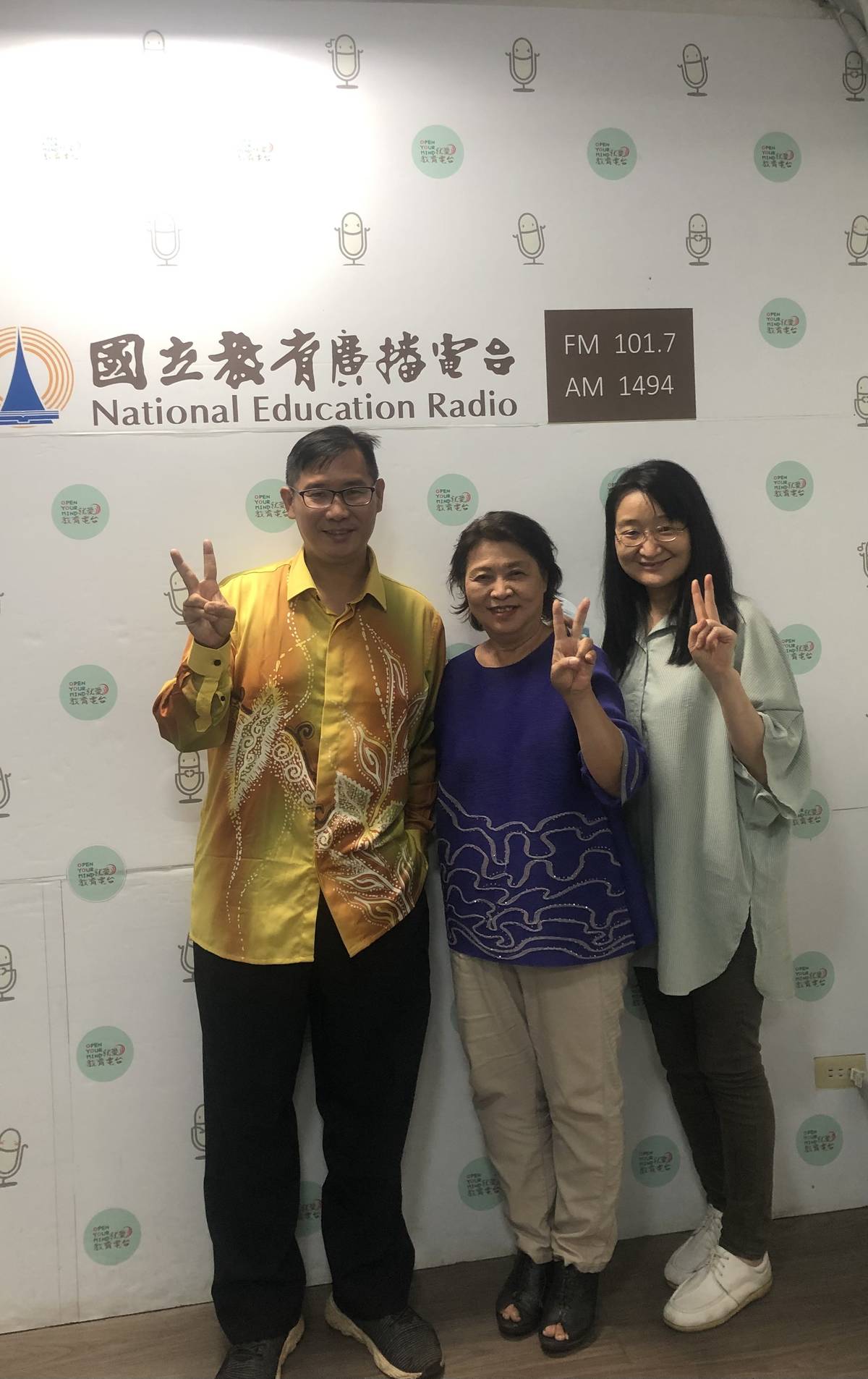 新住民人權協會理事長張婉貞(中)與主持人