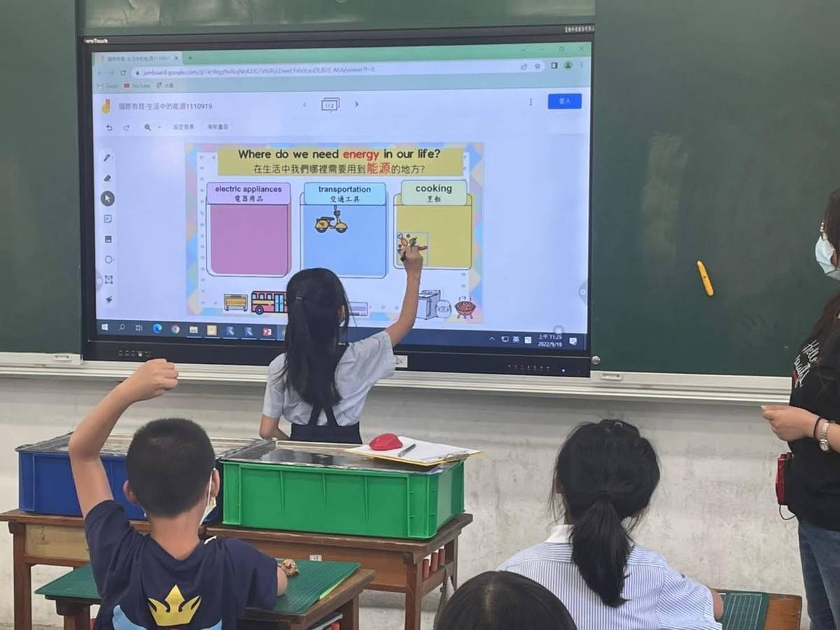 主教國際課程的林靜瑜老師會使用線上遊戲軟體的方式，讓小朋友玩中學(圖片來源:民生國小)
