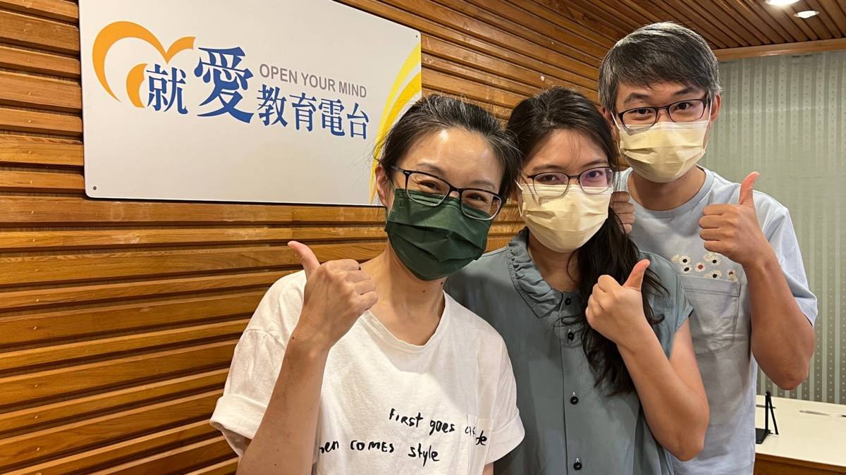 (右為)多野樂旅館創辦人謝淳昱(小白)與(圖中)曾瑋琦創辦人