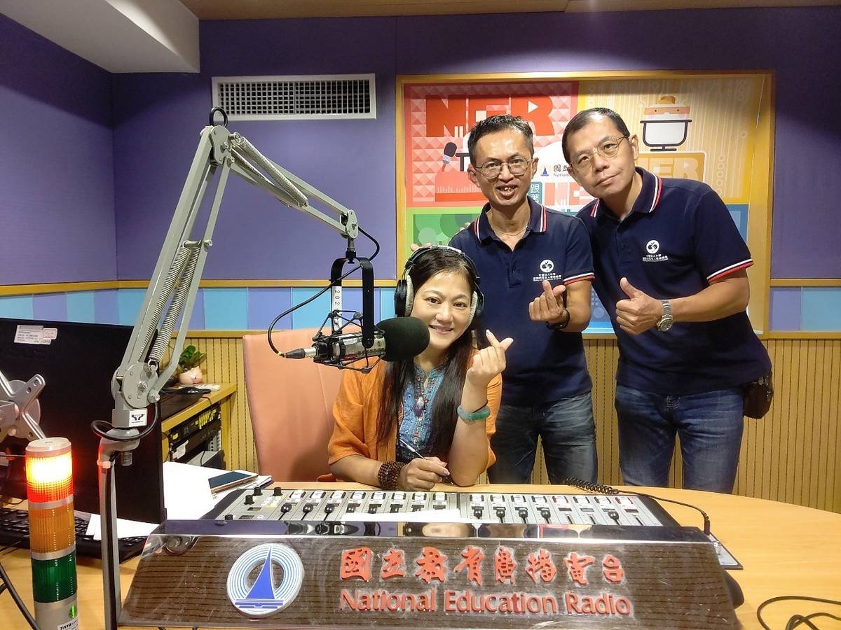 張志誠&任美宏社團法人中華趕路的雁全人關懷協會與主持人姚臻合影