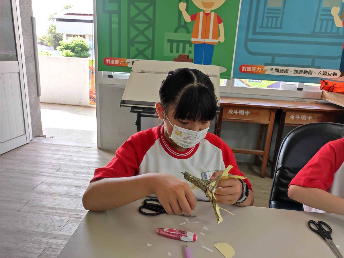 東芳國小學生動手實作組合巴黎鐵塔(圖片來源:東芳國小)