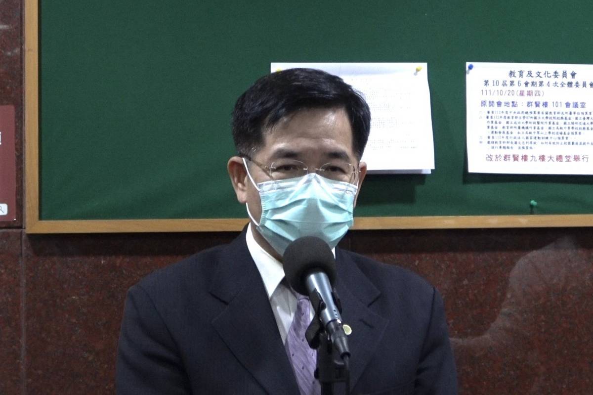 教育部部長潘文忠於立院接受媒體詢問
