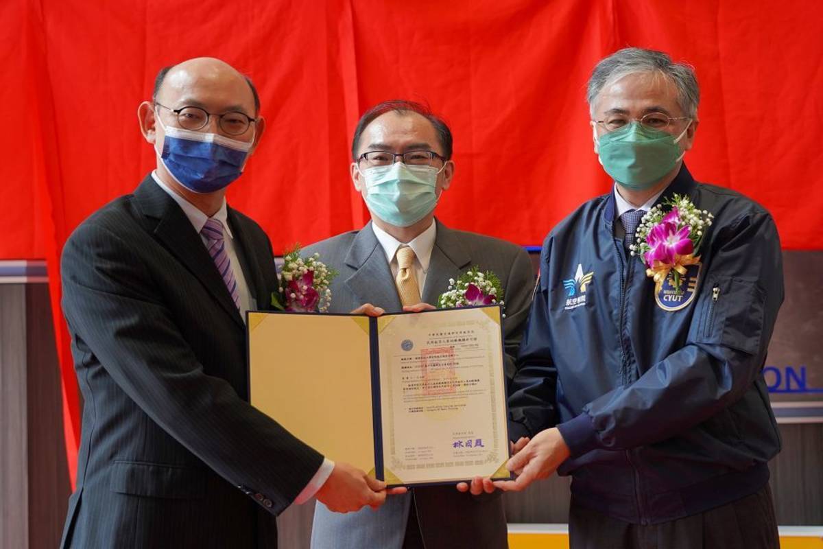 交通部民航局簡任技正耿驊(左)頒發合格證書，由朝陽科大校長鄭道明(右)代表接受，並邀請教育部技職司副司長柯今尉(中)擔任見證人。