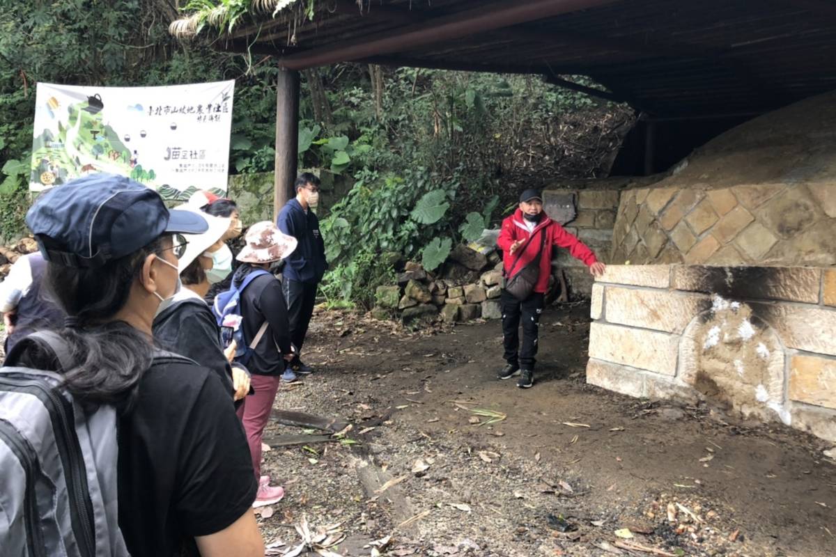 臺北市錫瑠環境綠化基金會的導覽志工在樟樹步道為聽友解說