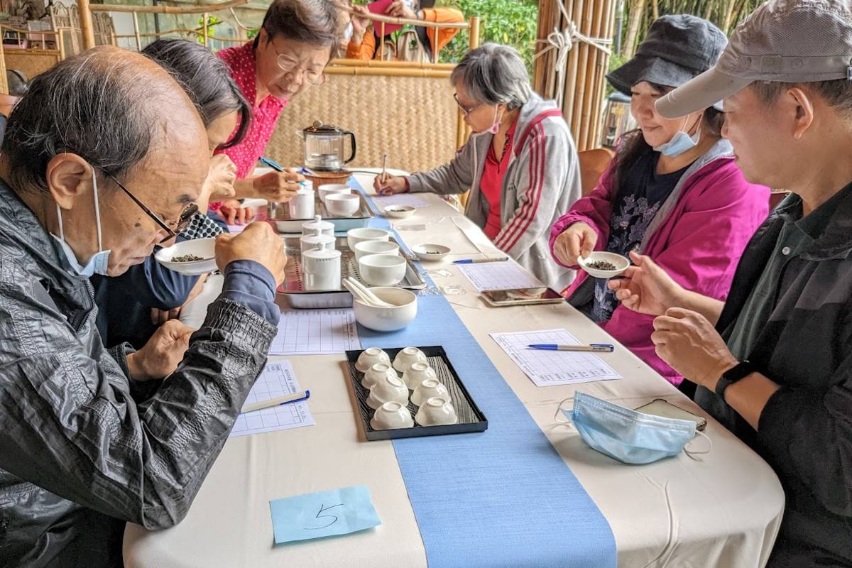 聽友透過觀察、嗅聞茶葉外型、茶湯顏色香氣及品嚐茶
汁，認識臺灣特色茶
