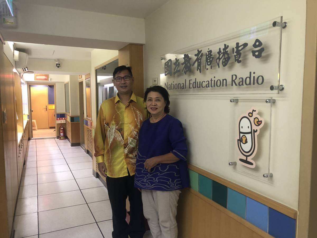 新住民人權協會理事長張婉貞(右)與主持人