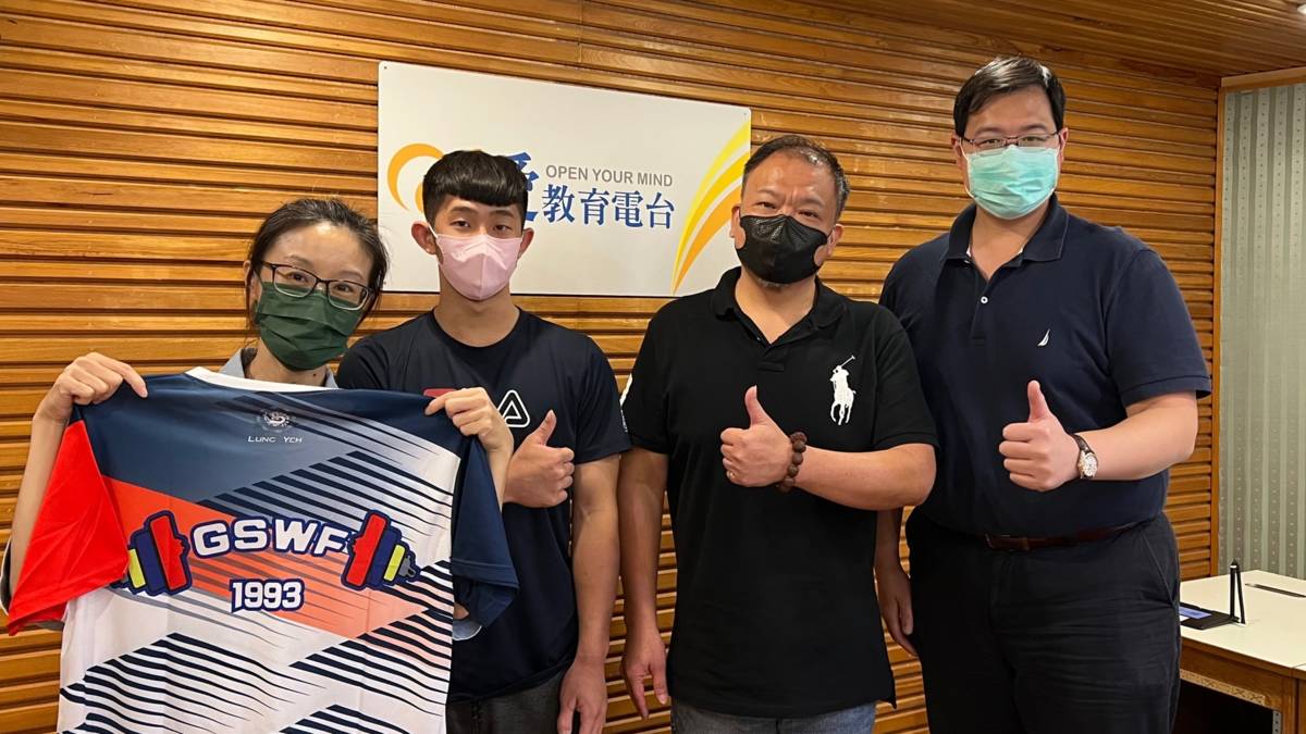 主持人與高雄市大同醫院物理治療師林士峰、高雄市鼓山高中舉重教練吳銘通以及舉重好手楊帆順合影