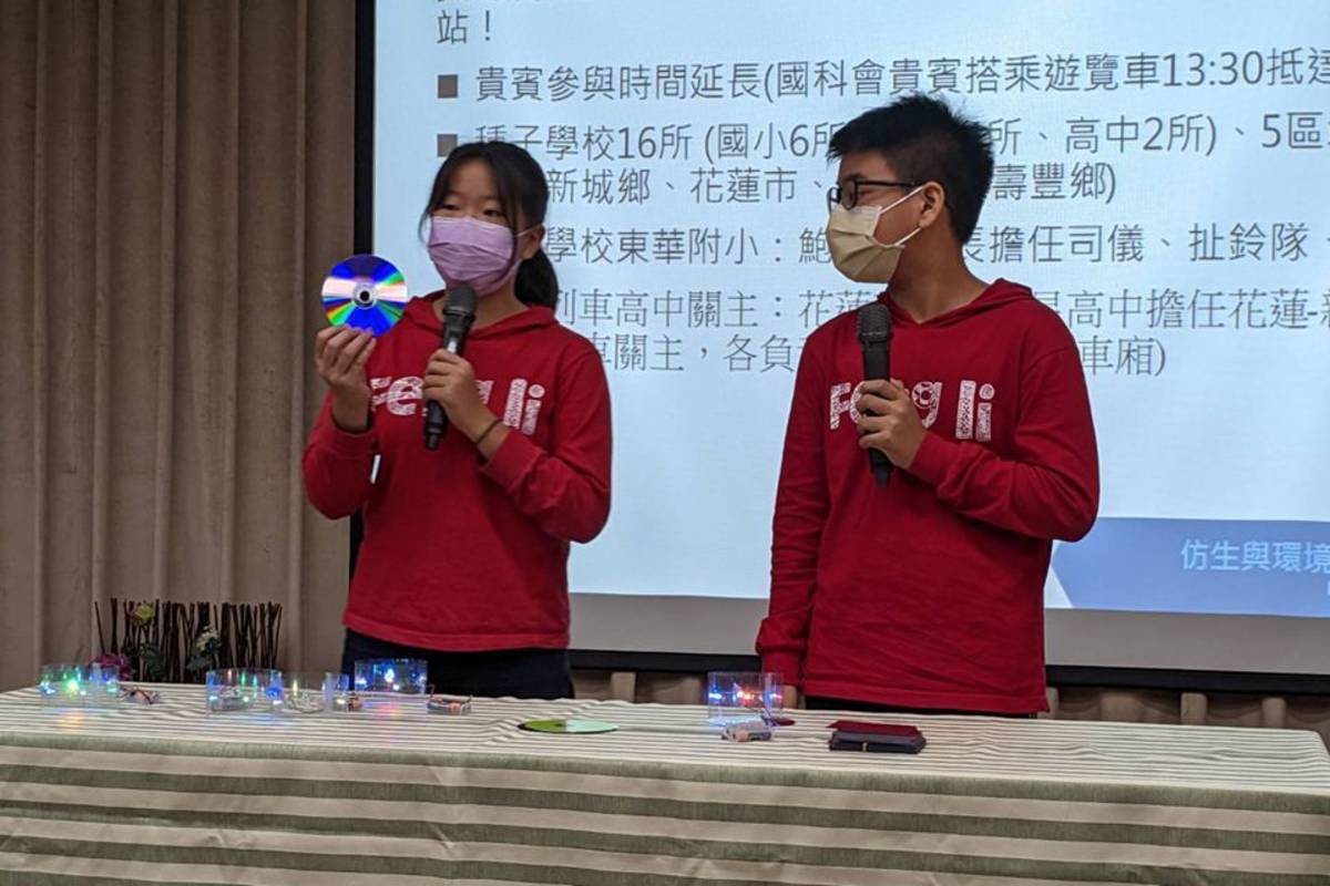 陳菓(左)與林威廷(右)示範解說科學原理