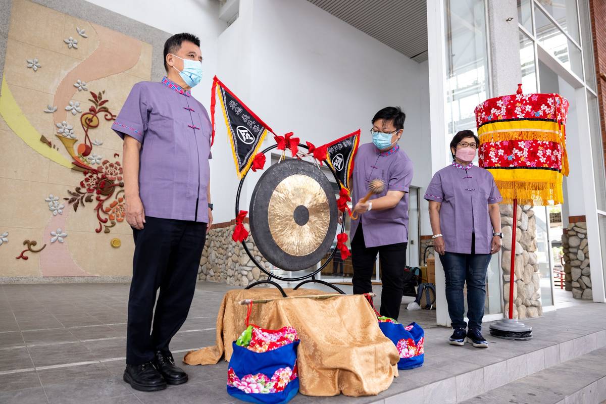臺北市客家事務委員會徐世勲主任委員敲響鳴鑼，為2022臺北客家義民嘉年華揭開序幕