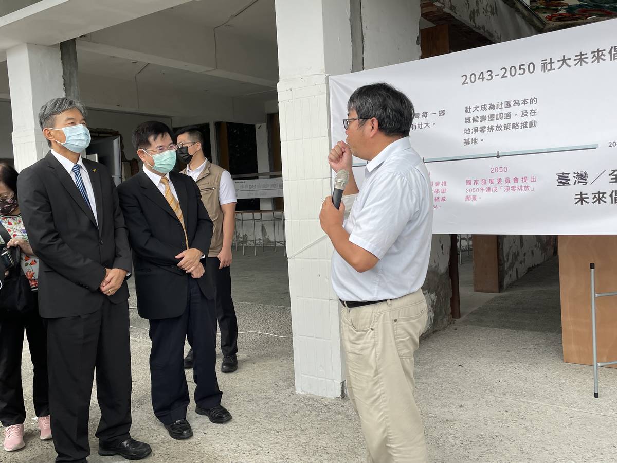 「供時代─社區大學公共性博覽會」基隆展開幕後，教育部長潘文忠(左二)聆聽現場導覽。