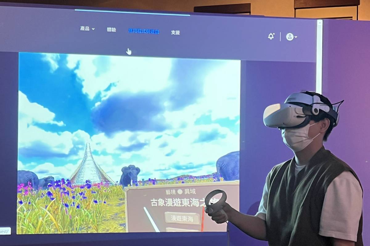 透過VR體驗，與古象一起漫步東海路思義教堂前。