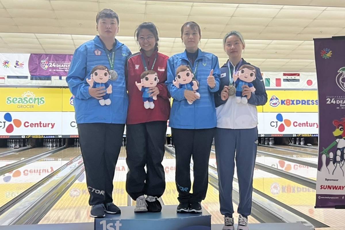 薛秀珍(左1)及林香孜(右2)勇奪第24屆聽奧保齡球女子個人賽銀牌及銅牌。(體育署提供)
