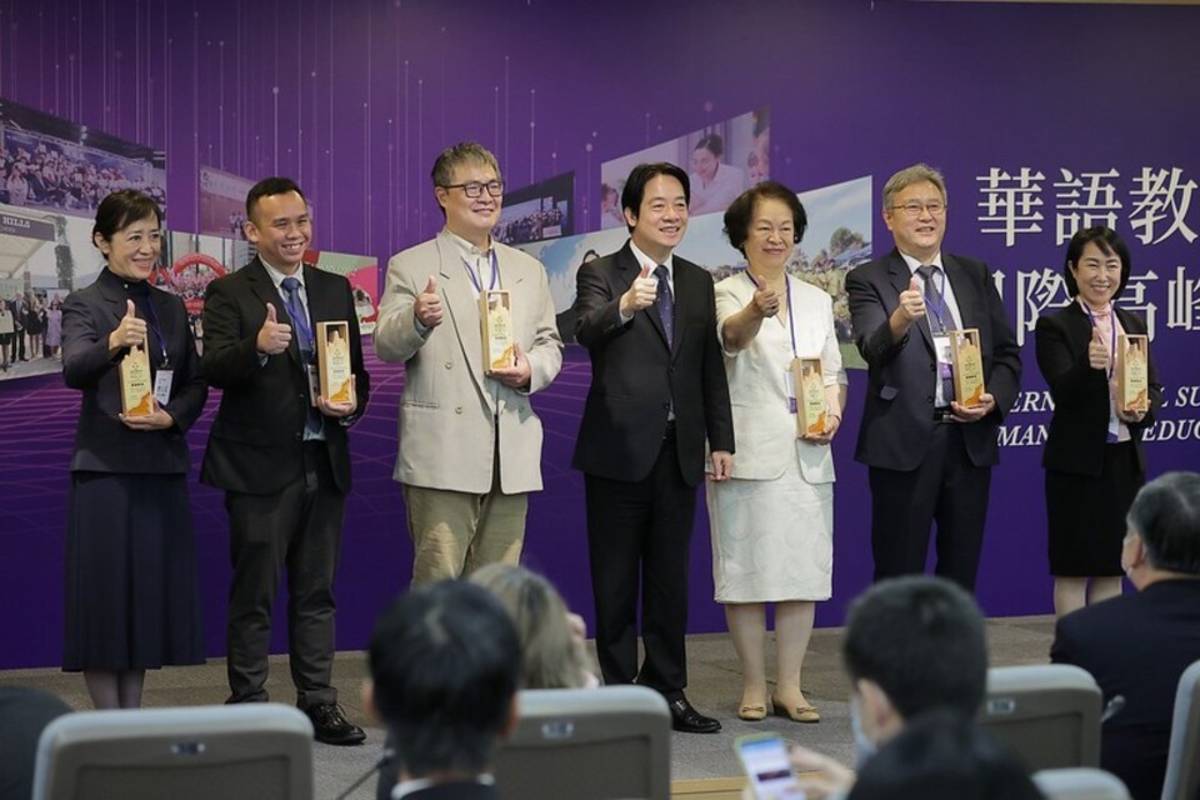 賴清德副總統出席僑務委員會「華語教學國際高峰會」開幕典禮 ，並與海華師鐸獎得主老師們合影 (總統府提供)