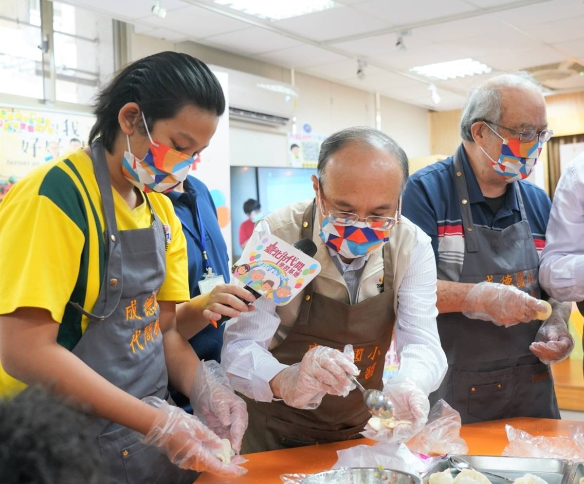 教育局曾燦金局長(中)與學生一起包餃子