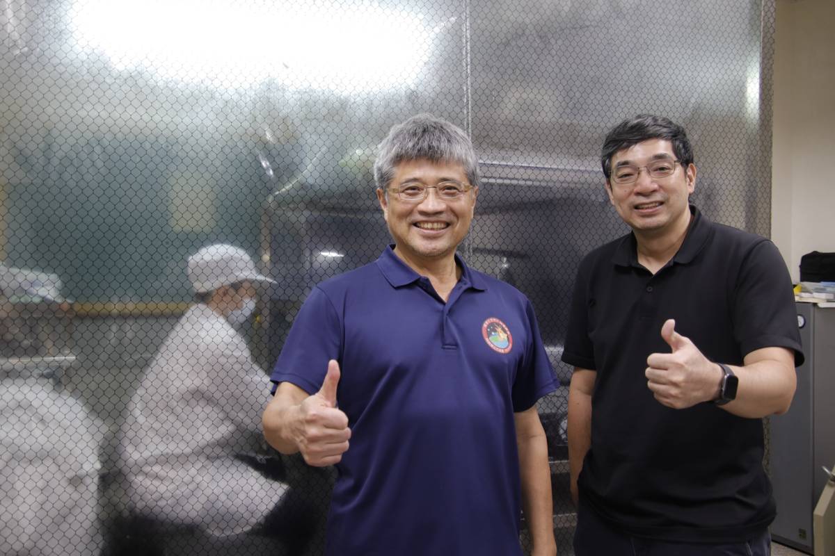 (左起)中央大學太空科學與科技研究中心主任劉正彥，與中央大學太空科學與工程學系主任趙吉光