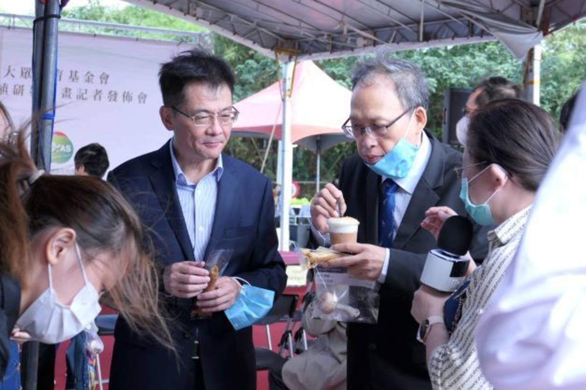 樂活生技公司總經理葉顯光(左)及銓敘部政務次長朱楠賢(右)，品嚐醒吾師生發揮創意的獨特香檳松料理 (醒吾提供)