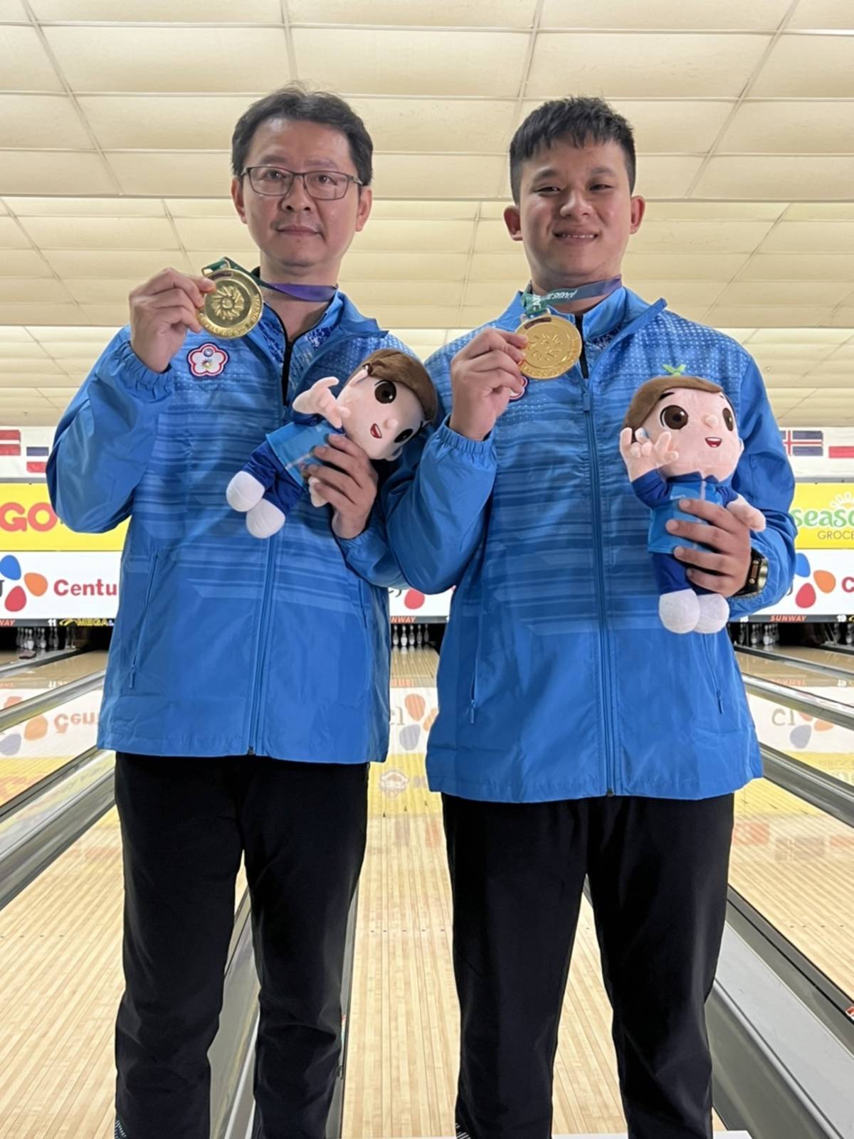 謝盛福(左)及陳建豪勇奪第24屆聽奧保齡球男子雙人賽金牌。（體育署提供）