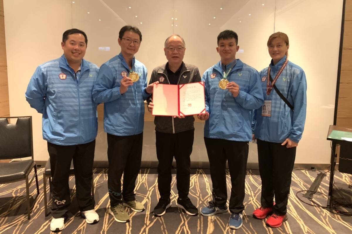 謝盛福(左2)及陳建豪(右2)勇奪第24屆聽奧保齡球男子雙人賽金牌 聽體協趙玉平秘書長代頒。（體育署提供）