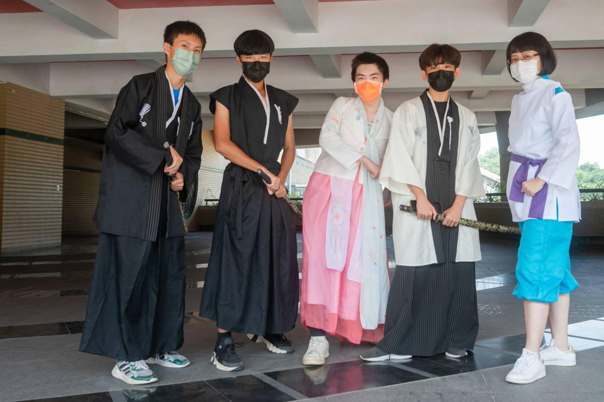 政大附中校長張麗萍(右一)打扮成神隱少女中的「白龍」，讓師生們大為驚嘆