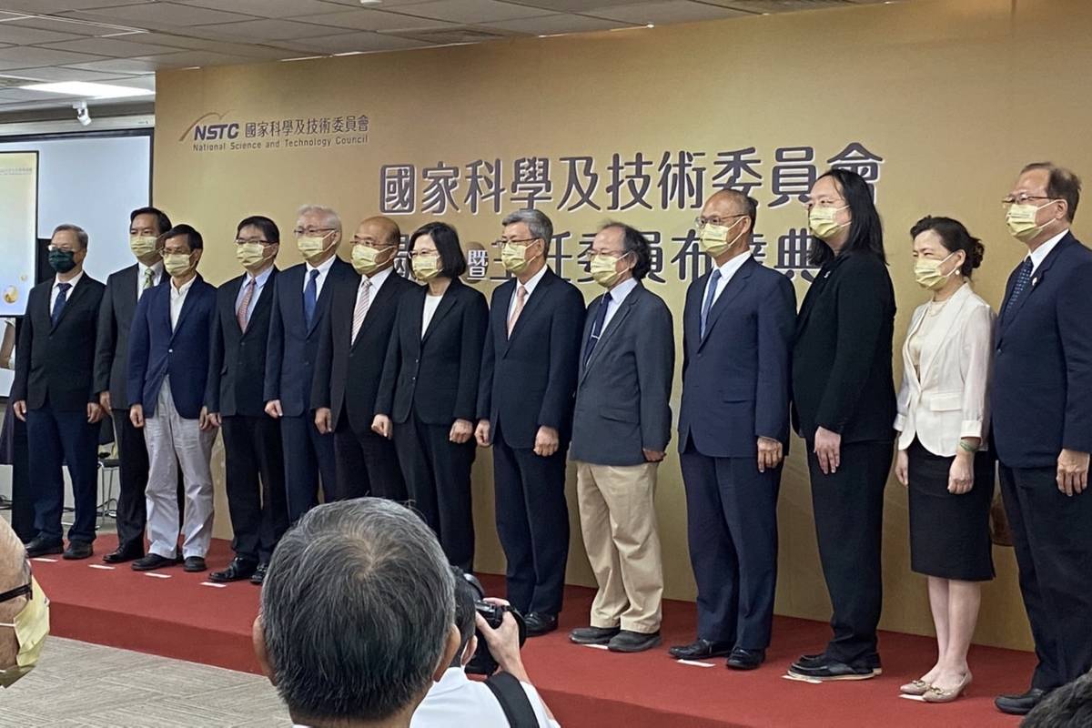 國科會表示，白皮書從年初起，透過跨部會、跨智庫、跨領域專家共同研商，目前對應遠景訂立十項總體目標，達成階段性共識。