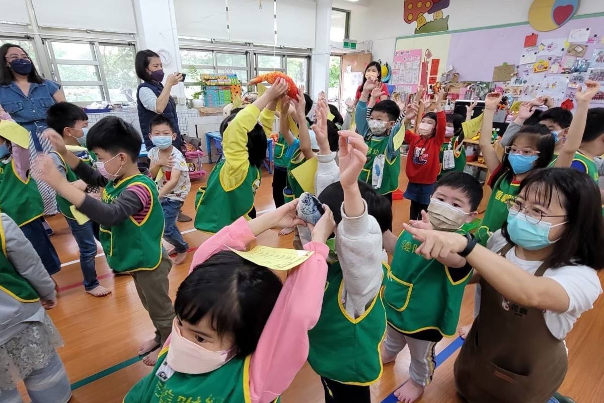 助理人員及教保服務人員一起協助身心障礙幼兒參與班級活動