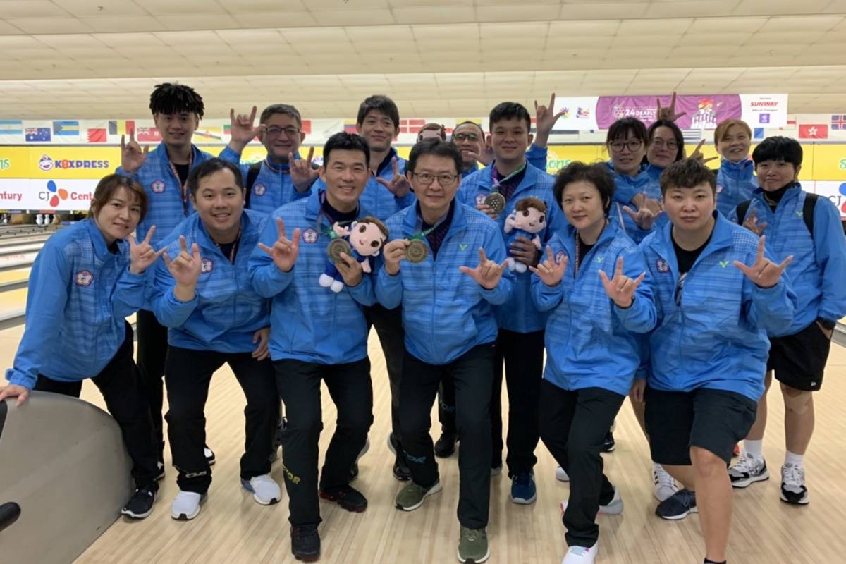 林呈恩(前排左3)、謝盛福(前排左4)、陳建豪(後排右5)聯手拿下聽奧保齡球男子三人賽銅牌。(體育署提供)
