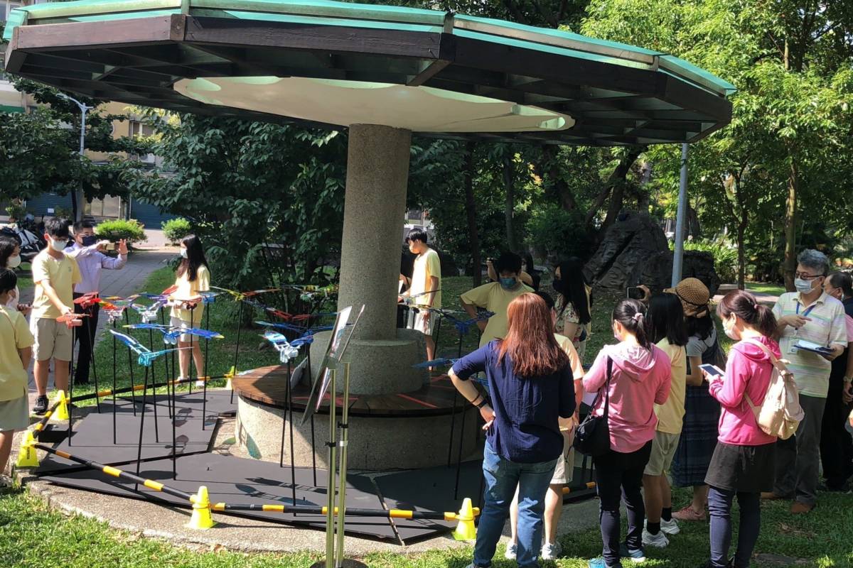 「疫起遨翔」的動力藝術作品日前於社區公園展出