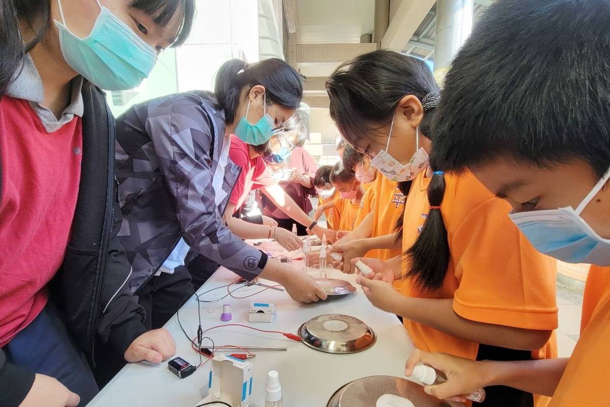 科普環島列車抵達臺東，臺東女中、新生國中、均一高中、寶桑國中及國立臺東大學師生，分別在臺東及關山站設置科學攤位，邀請縣內9校國中小學童同樂。