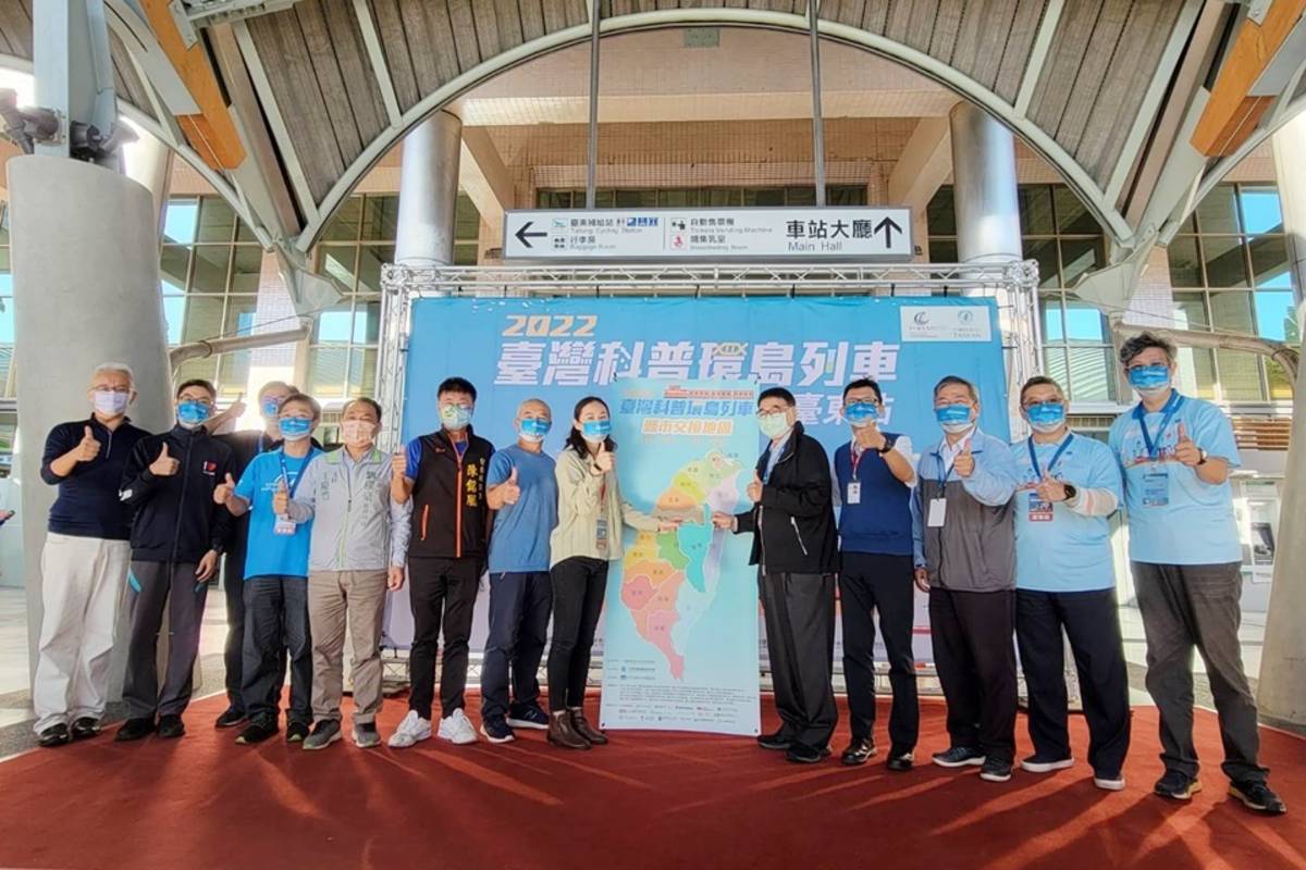 受到918強震影響，科普環島列車無法實際駛進臺東及關山2站，改在大廳外設置科學攤位的方式擴大辦理。