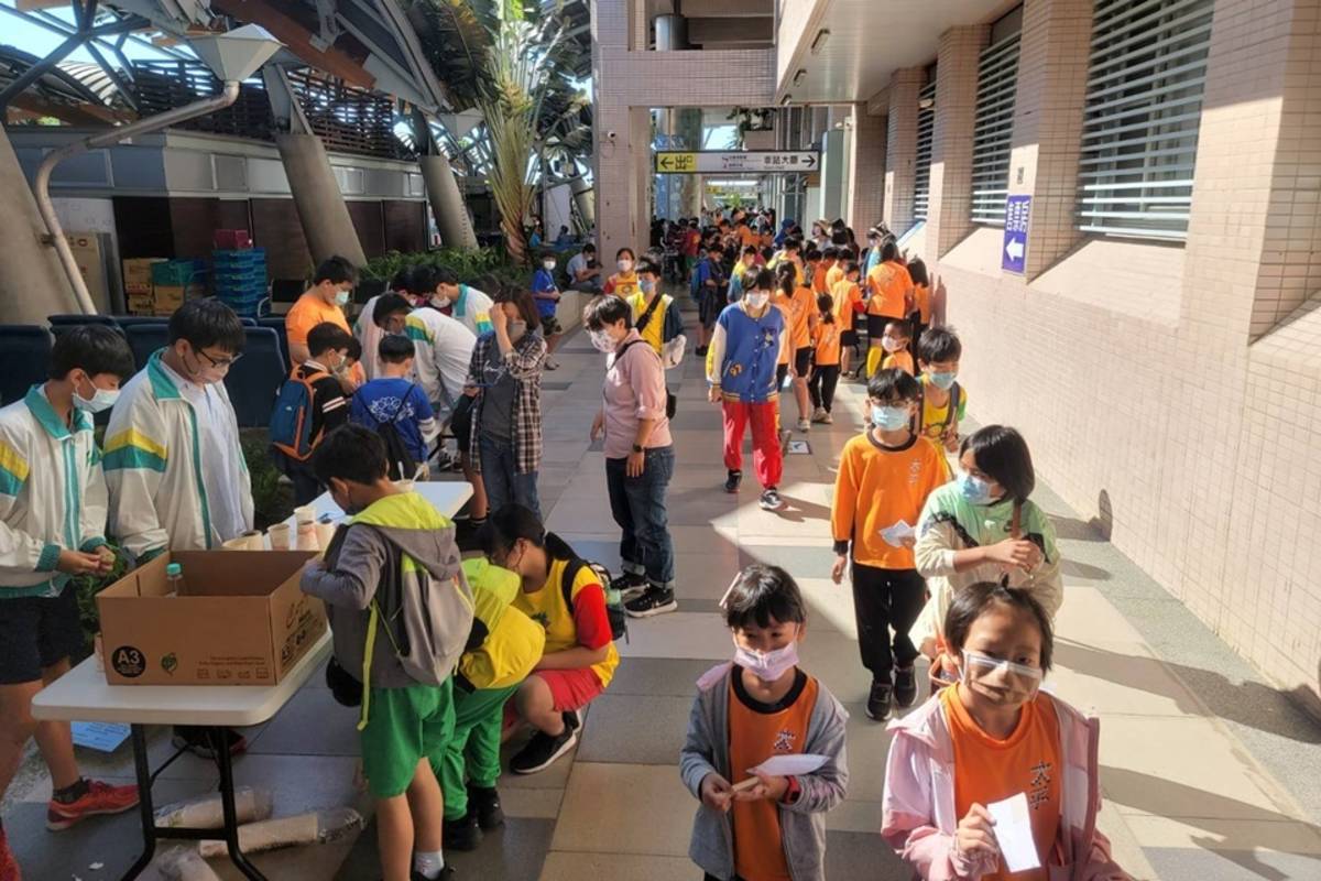 受到918強震影響，科普環島列車無法實際駛進臺東及關山2站，改在大廳外設置科學攤位的方式擴大辦理。