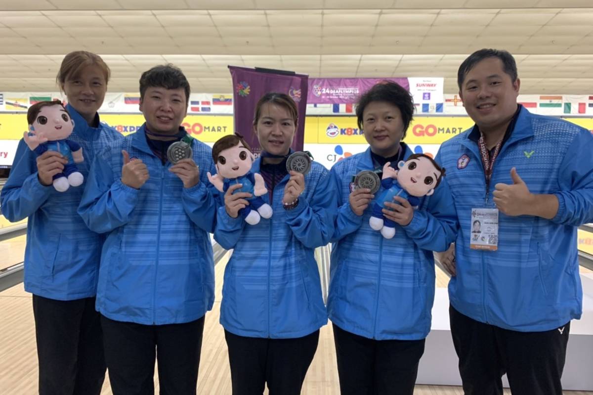薛秀珍、林香孜、黃淑敏(左2至左4)勇奪第24屆聽奧保齡球女子三人賽銀牌 與黃瓊瑤教練(左1)及鄭行超教練(右1)合影。(體育署提供)