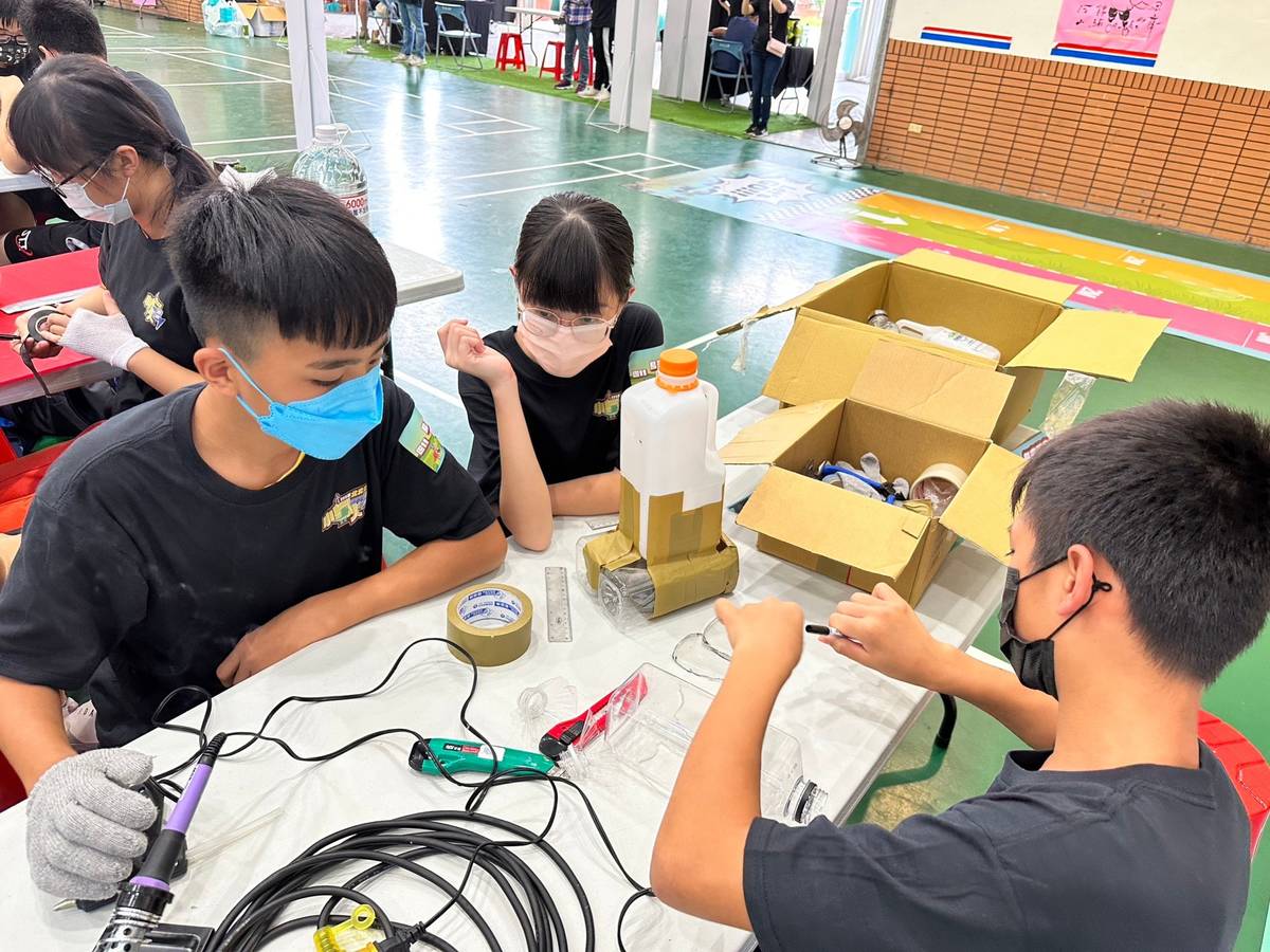 北北基能源小鐵人國小組學生競賽 現場製作太陽能車、風力車和動力船