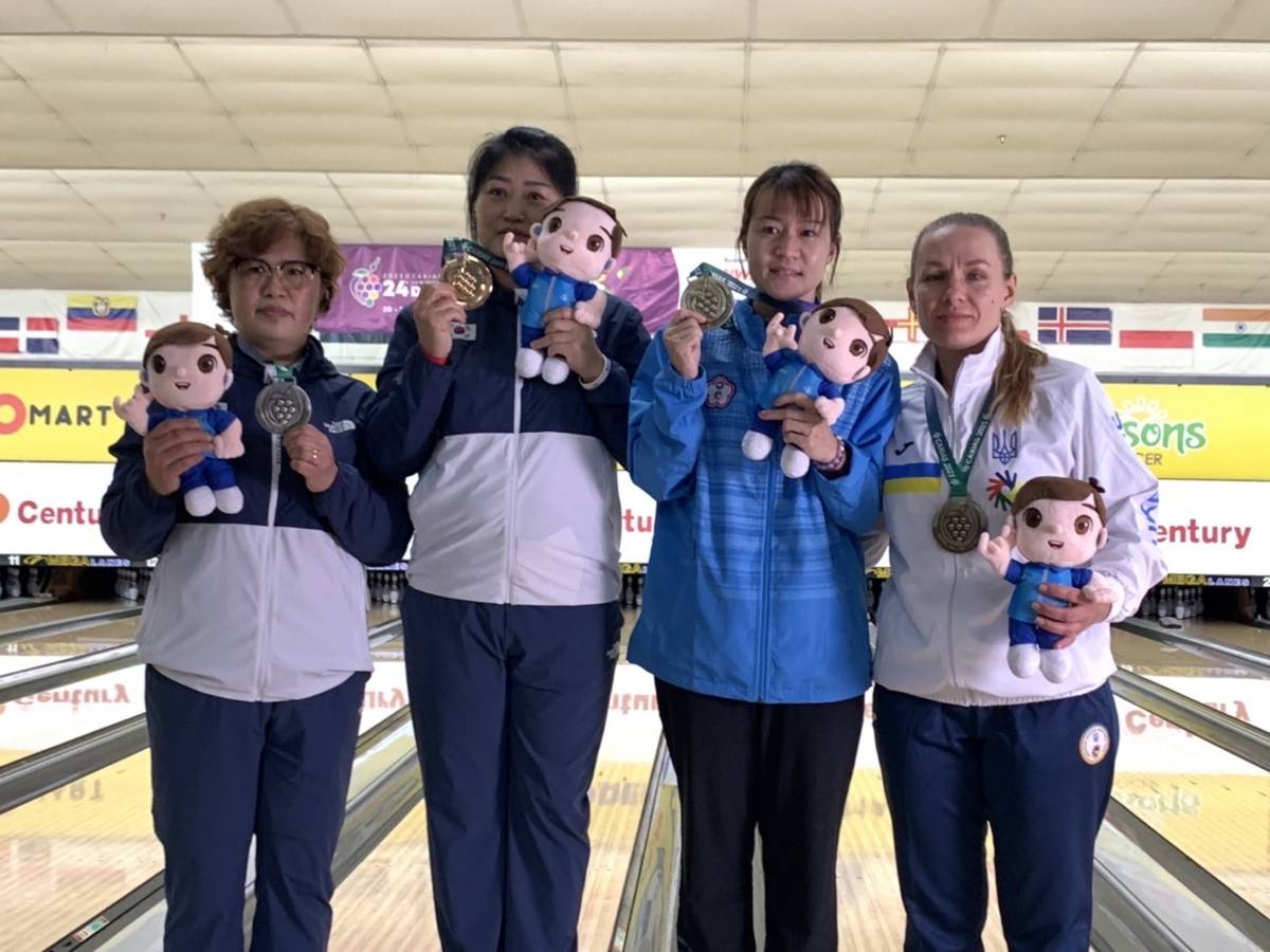 保齡球女將林香孜(右2)奪下第24屆聽奧保齡球女子盟主賽銅牌。(體育署提供)

