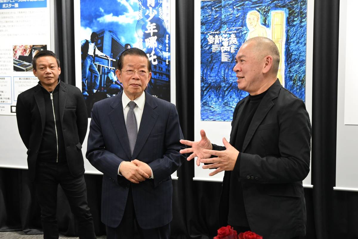 駐日本代表處大使謝長廷(中)出席導演蔡明亮與媒體交流茶會，與蔡明亮(右)及李康生敘舊 (文化部提供)