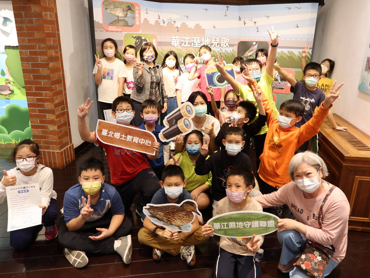 老松國小輔導主任張瓈文帶著學生參觀「小水鴨之華江戀情」特展