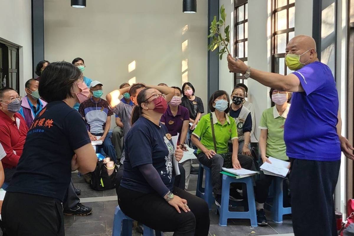 屏東科技大學森林系名譽教授楊勝任介紹雙溪熱帶樹木園的植物.jpg