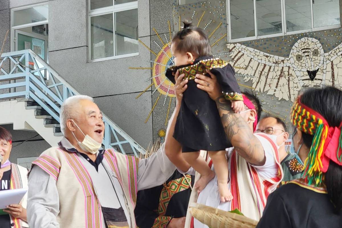 臺東縣延平鄉桃源國小今(2)日與部落共同舉辦嬰兒祭，向祖靈祈禱孩子平安長大。