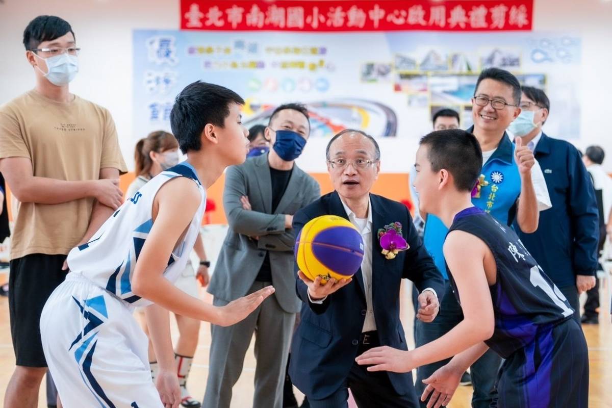 北市教育局曾燦金局長為籃球友誼賽開球