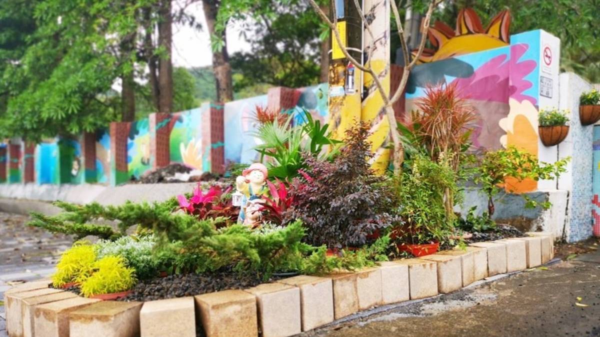校門繽紛童趣的彩繪妝點 加上一側延伸出的轉角花園