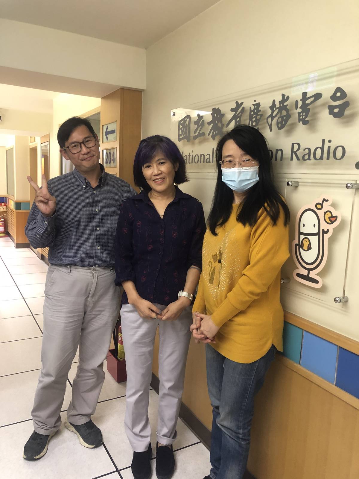  台灣外籍工作者發展協會理事長徐瑞希(中)與主持人